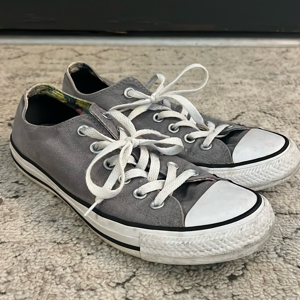 Converse women’s size 8 gray